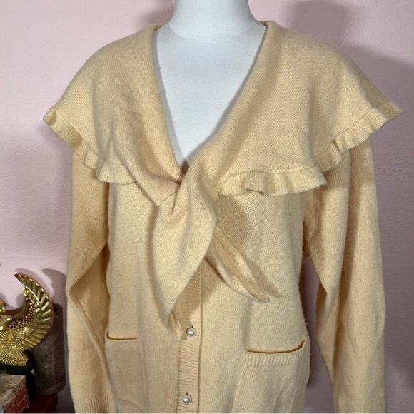 Vintage 1940 Retro SKYR Wool Pastel Yellow Ruffle Feminine Bow Cardigan sweater - Picture 3 of 16
